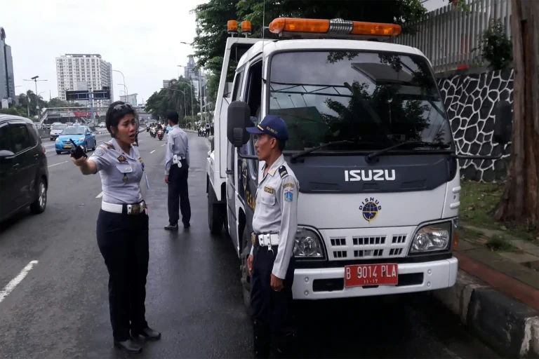 Mobil Diderek Karena Parkir Liar, Kenali Perbedaan Parkir dan Berhenti