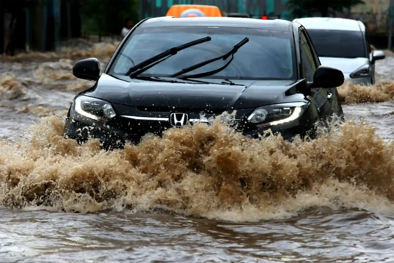 Segini Batas Aman Mobil Lewati Genangan Air