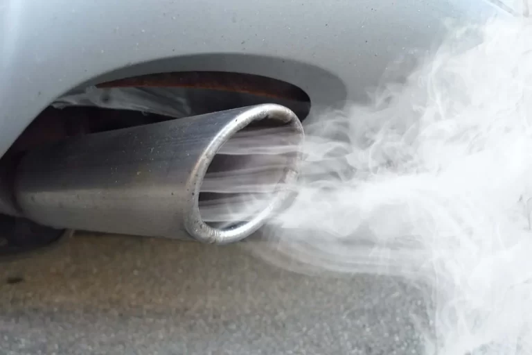 Kenapa Knalpot Mobil Keluar Air dan Asap?