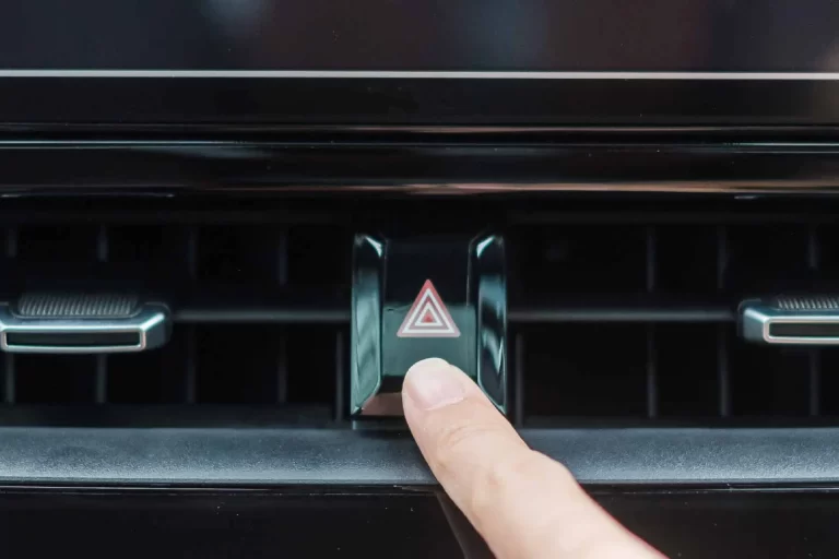 Tak Sembarangan, Begini Aturan Penggunaan Lampu Hazard Mobil