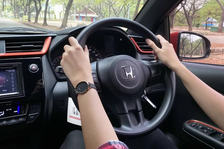 4 Cara Mengemudikan Mobil Manual yang Harus Dihindari