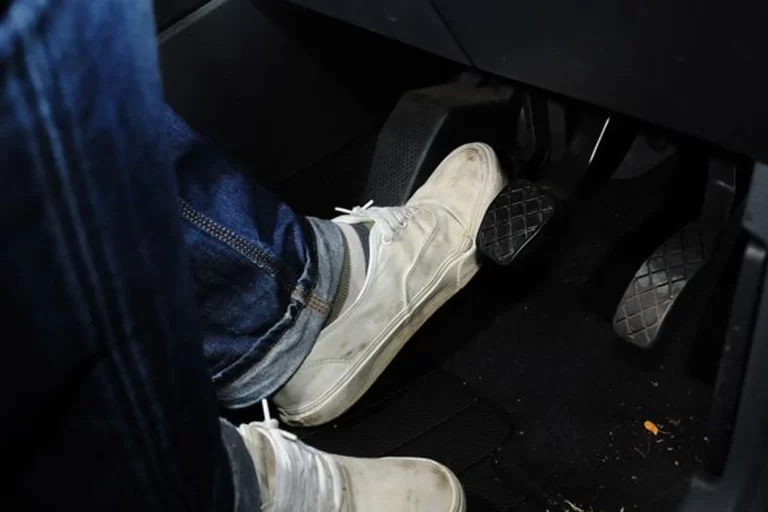Penyebab dan Cara Mengatasi Kopling Mobil Keras Saat Diinjak