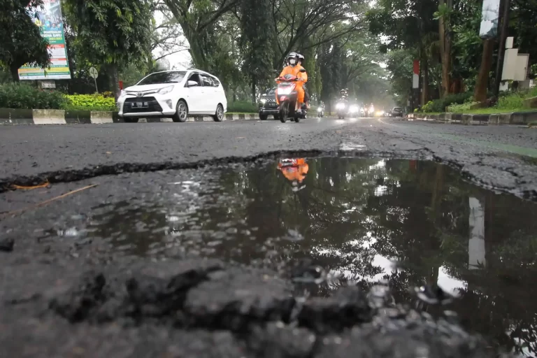Ada Suara Gluduk Saat Lewat Jalan Berlubang, Cek 3 Komponen Ini