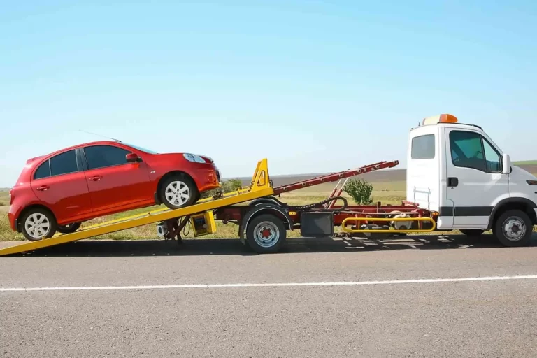 Lebih Baik Mana, Towing atau Derek Mobil Saat Mogok?