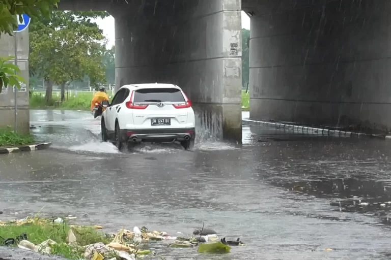 Apakah Mobil mogok Saat Menerjang Banjir Harus Turun Mesin?