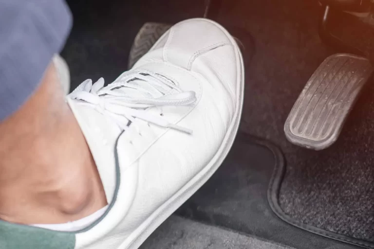 Tips Aman Saat Terpaksa Menghantam Lubang di Jalan