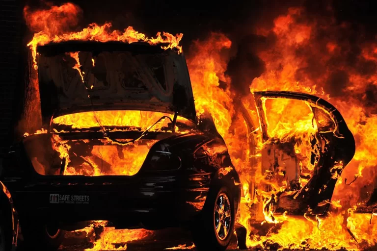 3 Cara Mencegah Mobil Terbakar Saat Diparkir