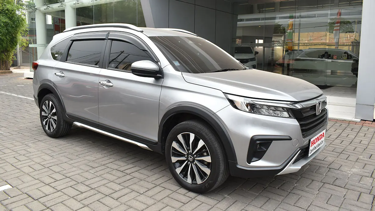 Tampak kanan depan BRV